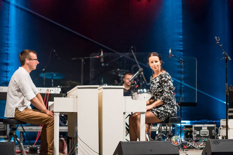 Miro Žbirka, Katarína Knechtová a Ondřej Ruml vystoupili v amfiteátru Loket přímo pod hradem