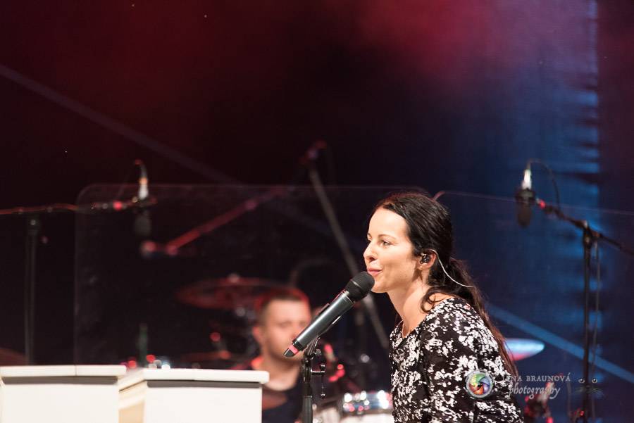 Miro Žbirka, Katarína Knechtová a Ondřej Ruml vystoupili v amfiteátru Loket přímo pod hradem