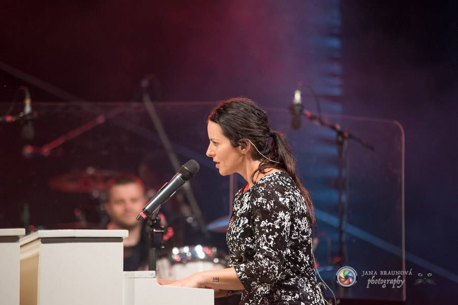 Miro Žbirka, Katarína Knechtová a Ondřej Ruml vystoupili v amfiteátru Loket přímo pod hradem