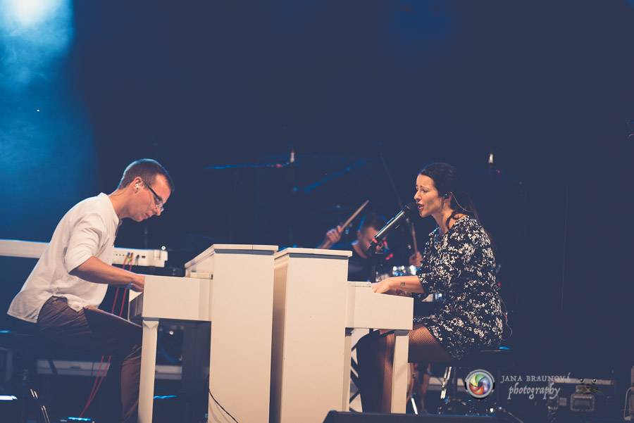 Miro Žbirka, Katarína Knechtová a Ondřej Ruml vystoupili v amfiteátru Loket přímo pod hradem