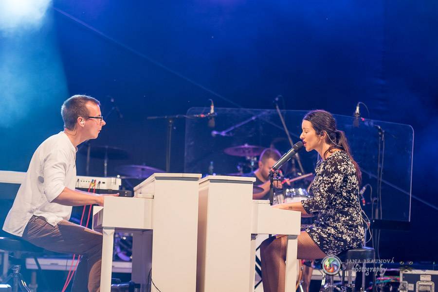 Miro Žbirka, Katarína Knechtová a Ondřej Ruml vystoupili v amfiteátru Loket přímo pod hradem