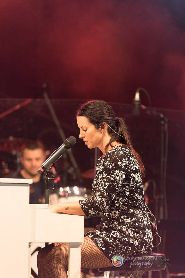 Miro Žbirka, Katarína Knechtová a Ondřej Ruml vystoupili v amfiteátru Loket přímo pod hradem