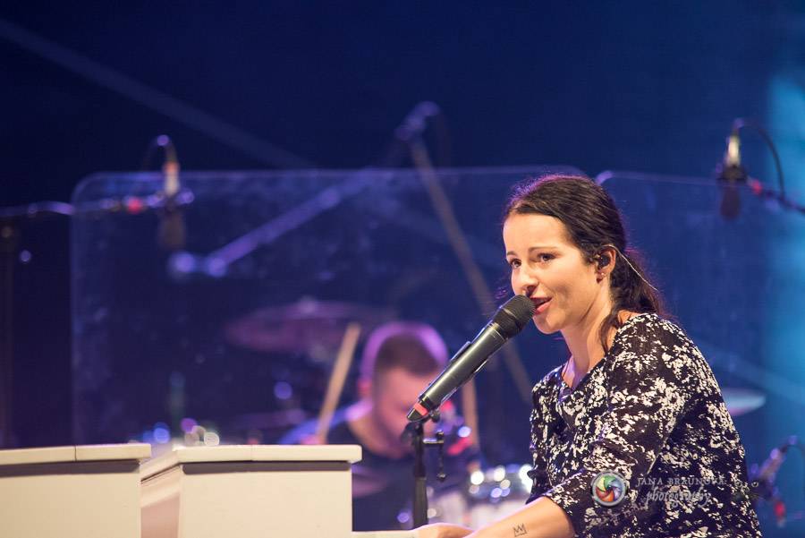 Miro Žbirka, Katarína Knechtová a Ondřej Ruml vystoupili v amfiteátru Loket přímo pod hradem