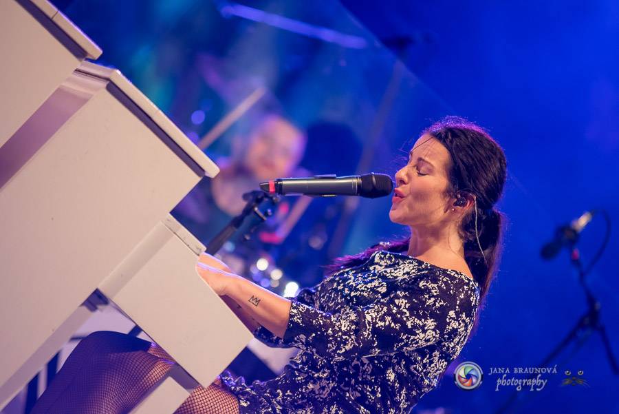 Miro Žbirka, Katarína Knechtová a Ondřej Ruml vystoupili v amfiteátru Loket přímo pod hradem