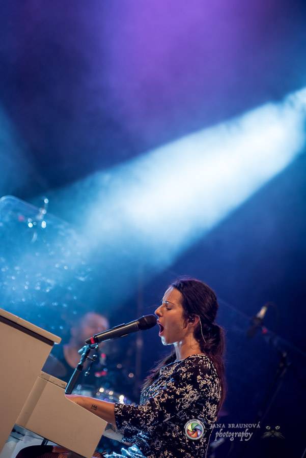 Miro Žbirka, Katarína Knechtová a Ondřej Ruml vystoupili v amfiteátru Loket přímo pod hradem