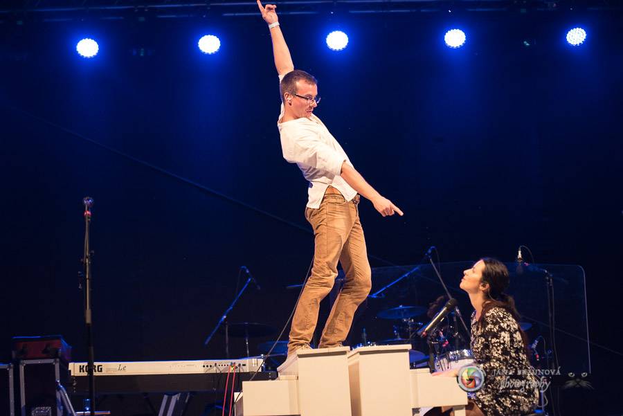 Miro Žbirka, Katarína Knechtová a Ondřej Ruml vystoupili v amfiteátru Loket přímo pod hradem