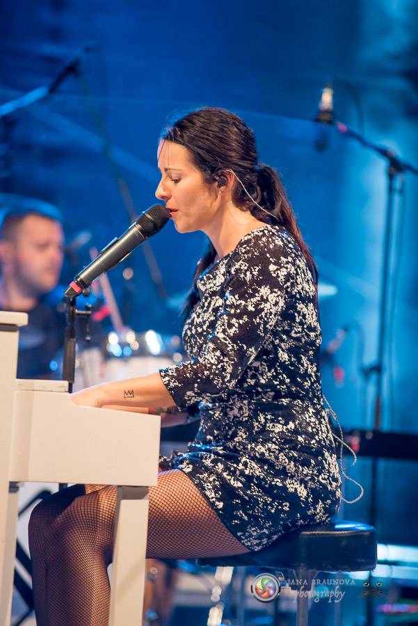 Miro Žbirka, Katarína Knechtová a Ondřej Ruml vystoupili v amfiteátru Loket přímo pod hradem