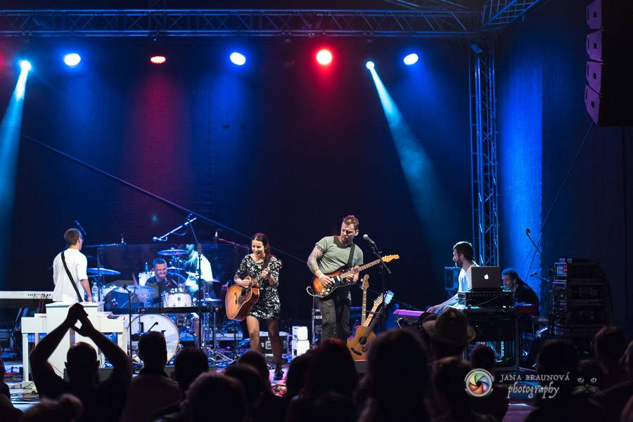 Miro Žbirka, Katarína Knechtová a Ondřej Ruml vystoupili v amfiteátru Loket přímo pod hradem