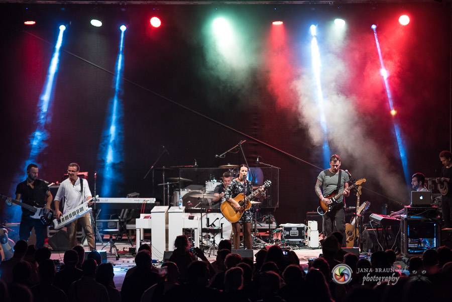 Miro Žbirka, Katarína Knechtová a Ondřej Ruml vystoupili v amfiteátru Loket přímo pod hradem