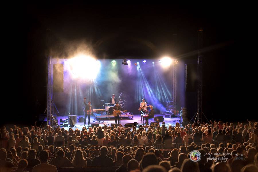 Miro Žbirka, Katarína Knechtová a Ondřej Ruml vystoupili v amfiteátru Loket přímo pod hradem