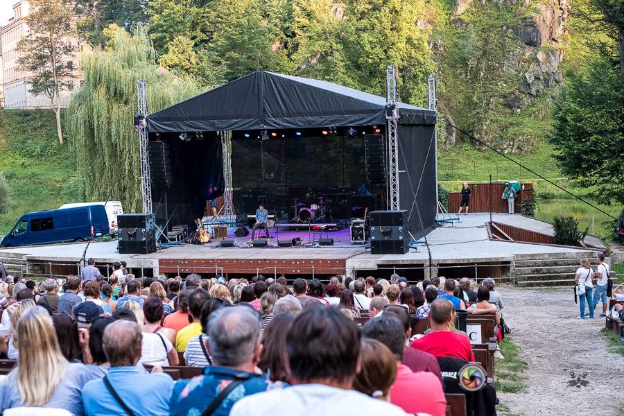 Miro Žbirka, Katarína Knechtová a Ondřej Ruml vystoupili v amfiteátru Loket přímo pod hradem