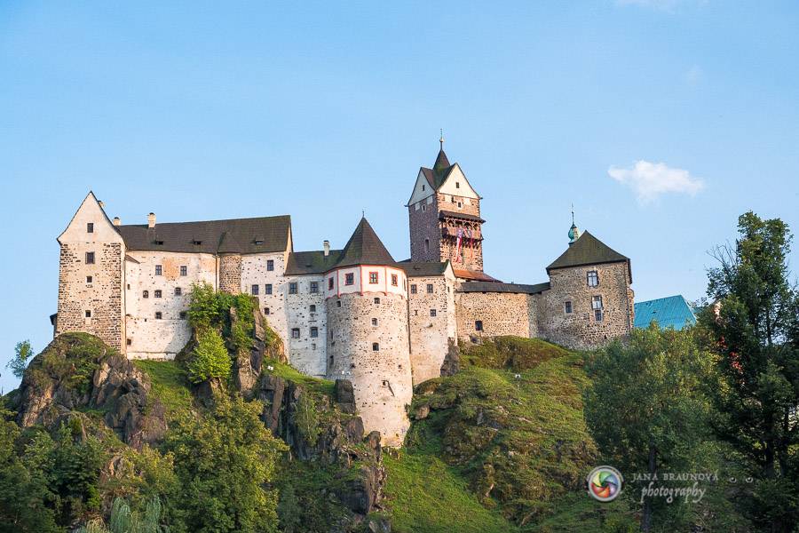 Miro Žbirka, Katarína Knechtová a Ondřej Ruml vystoupili v amfiteátru Loket přímo pod hradem