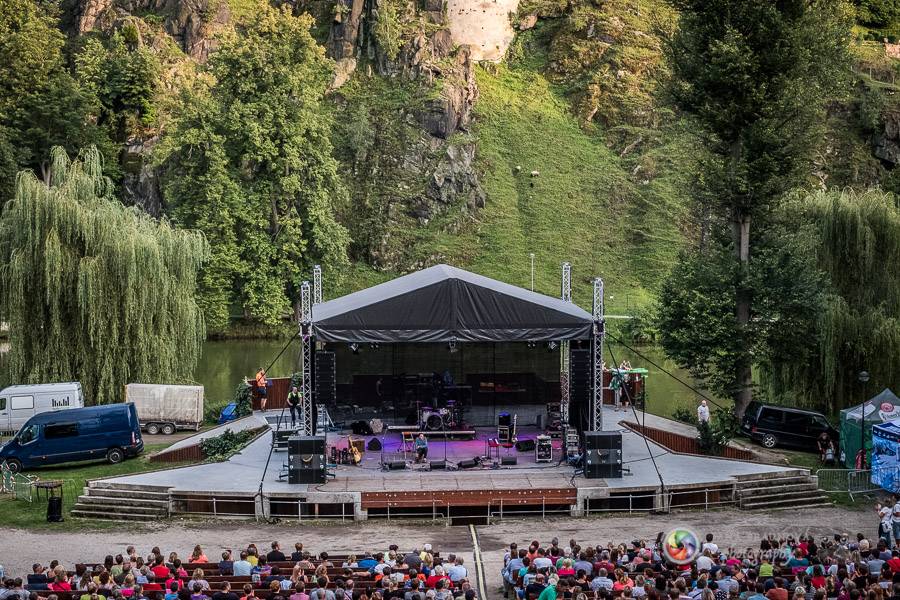 Miro Žbirka, Katarína Knechtová a Ondřej Ruml vystoupili v amfiteátru Loket přímo pod hradem
