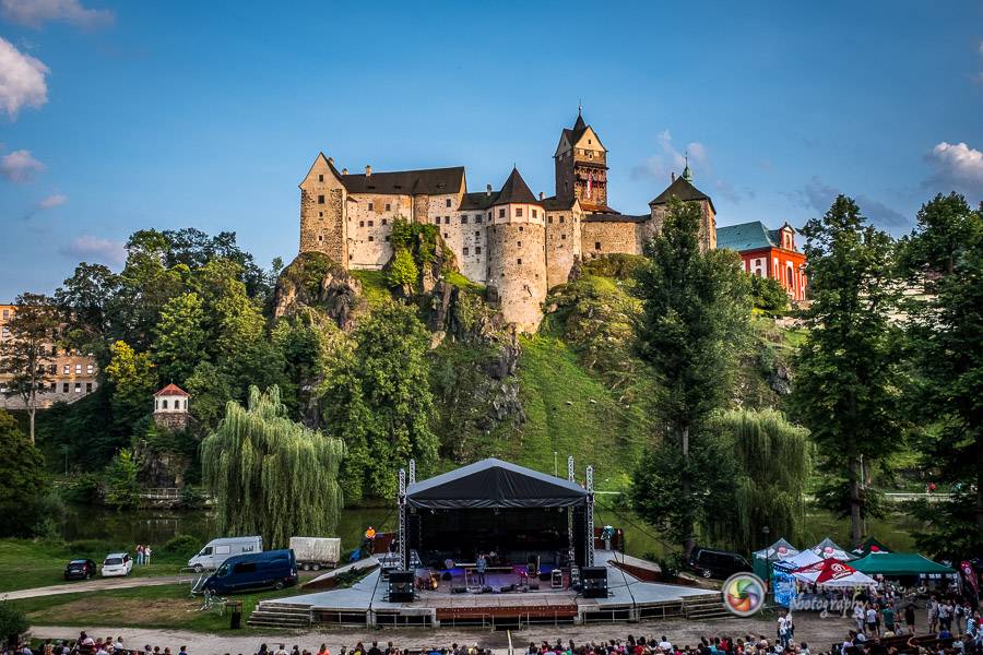 Miro Žbirka, Katarína Knechtová a Ondřej Ruml vystoupili v amfiteátru Loket přímo pod hradem