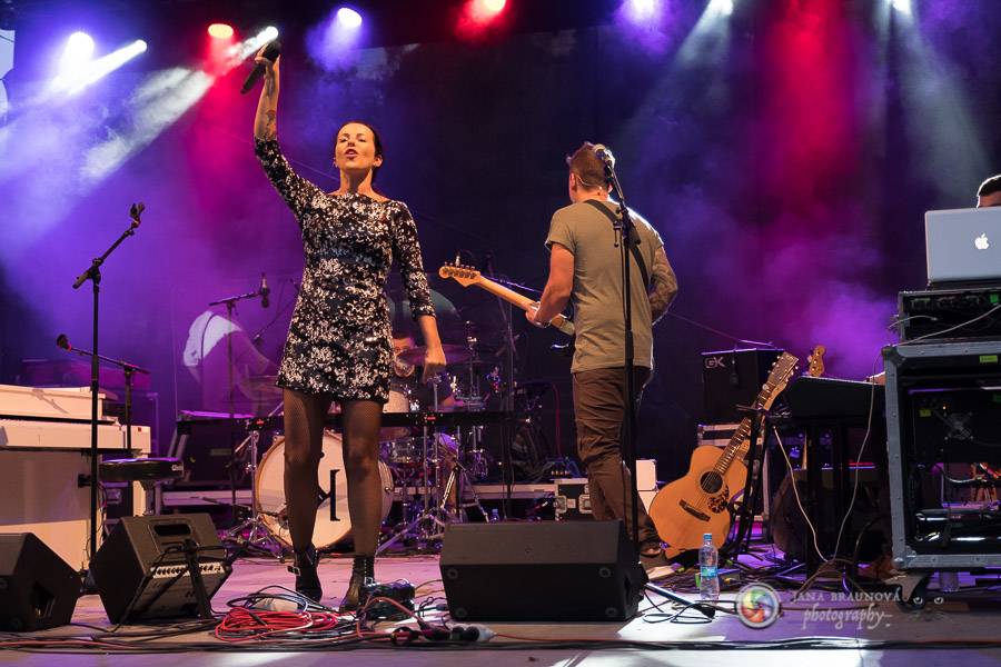 Miro Žbirka, Katarína Knechtová a Ondřej Ruml vystoupili v amfiteátru Loket přímo pod hradem