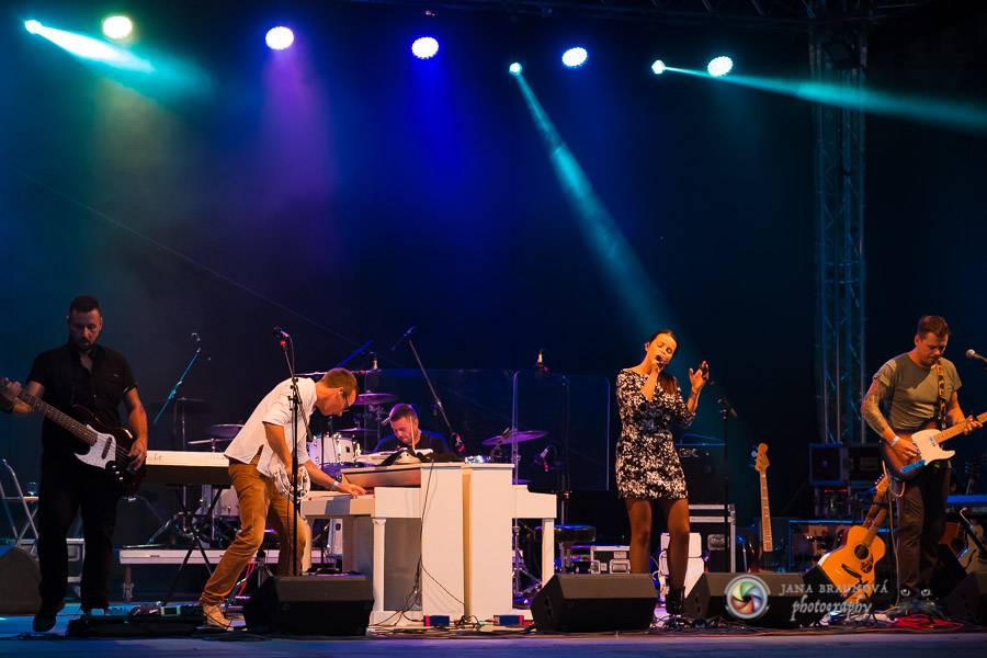 Miro Žbirka, Katarína Knechtová a Ondřej Ruml vystoupili v amfiteátru Loket přímo pod hradem