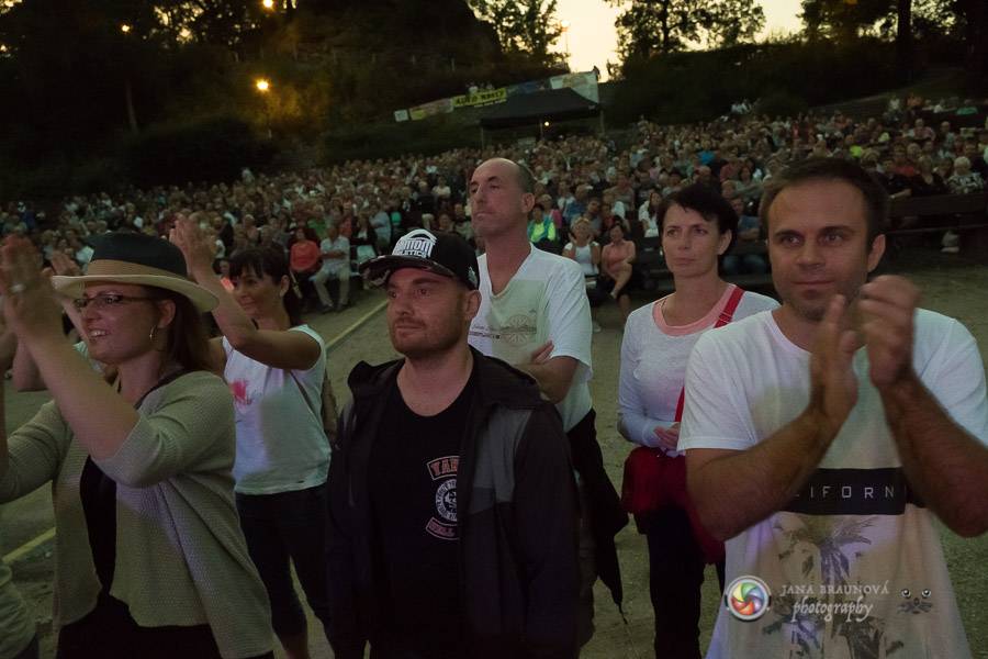 Miro Žbirka, Katarína Knechtová a Ondřej Ruml vystoupili v amfiteátru Loket přímo pod hradem