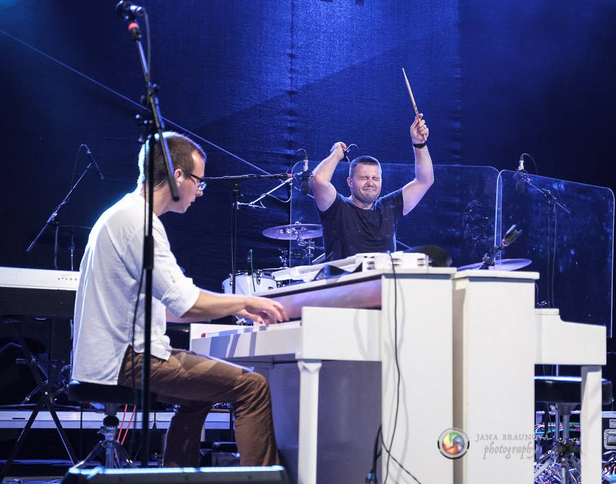 Miro Žbirka, Katarína Knechtová a Ondřej Ruml vystoupili v amfiteátru Loket přímo pod hradem