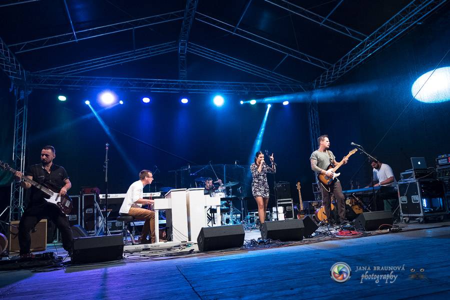 Miro Žbirka, Katarína Knechtová a Ondřej Ruml vystoupili v amfiteátru Loket přímo pod hradem