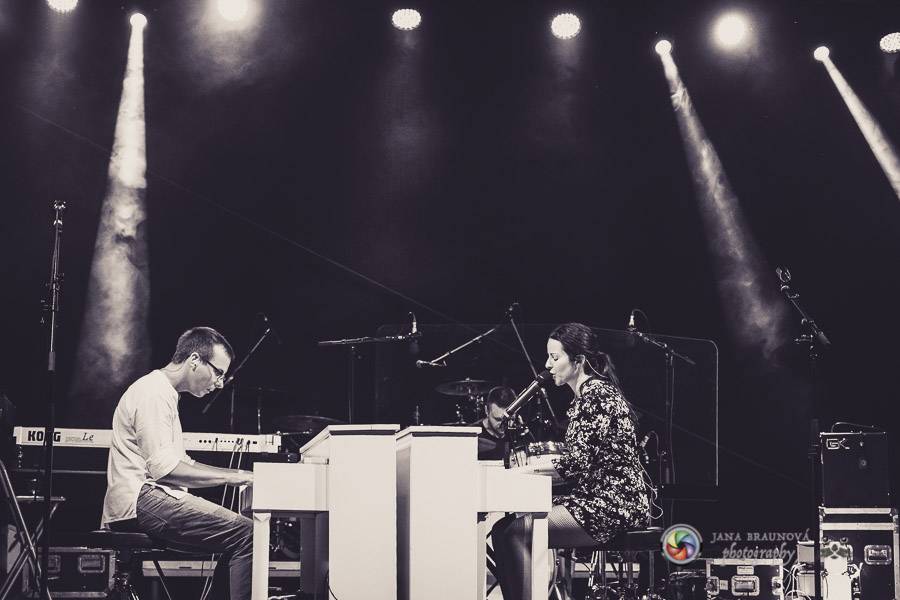 Miro Žbirka, Katarína Knechtová a Ondřej Ruml vystoupili v amfiteátru Loket přímo pod hradem