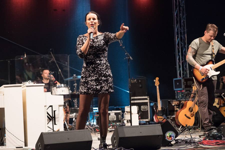 Miro Žbirka, Katarína Knechtová a Ondřej Ruml vystoupili v amfiteátru Loket přímo pod hradem