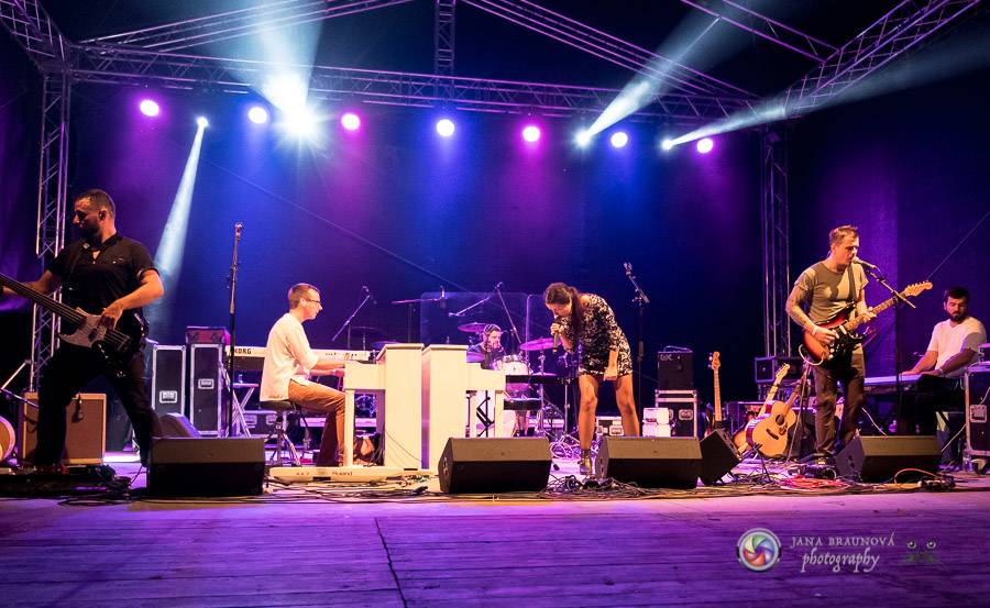 Miro Žbirka, Katarína Knechtová a Ondřej Ruml vystoupili v amfiteátru Loket přímo pod hradem