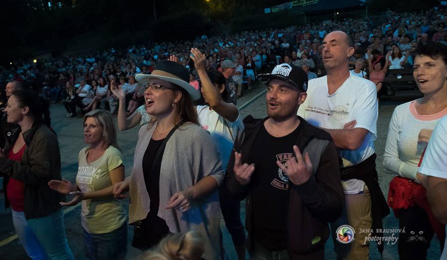 Miro Žbirka, Katarína Knechtová a Ondřej Ruml vystoupili v amfiteátru Loket přímo pod hradem