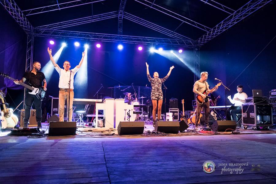 Miro Žbirka, Katarína Knechtová a Ondřej Ruml vystoupili v amfiteátru Loket přímo pod hradem