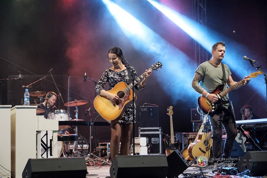 Miro Žbirka, Katarína Knechtová a Ondřej Ruml vystoupili v amfiteátru Loket přímo pod hradem