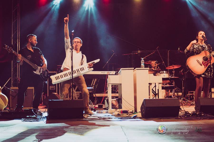 Miro Žbirka, Katarína Knechtová a Ondřej Ruml vystoupili v amfiteátru Loket přímo pod hradem