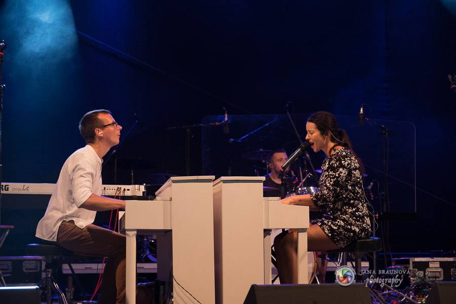 Miro Žbirka, Katarína Knechtová a Ondřej Ruml vystoupili v amfiteátru Loket přímo pod hradem