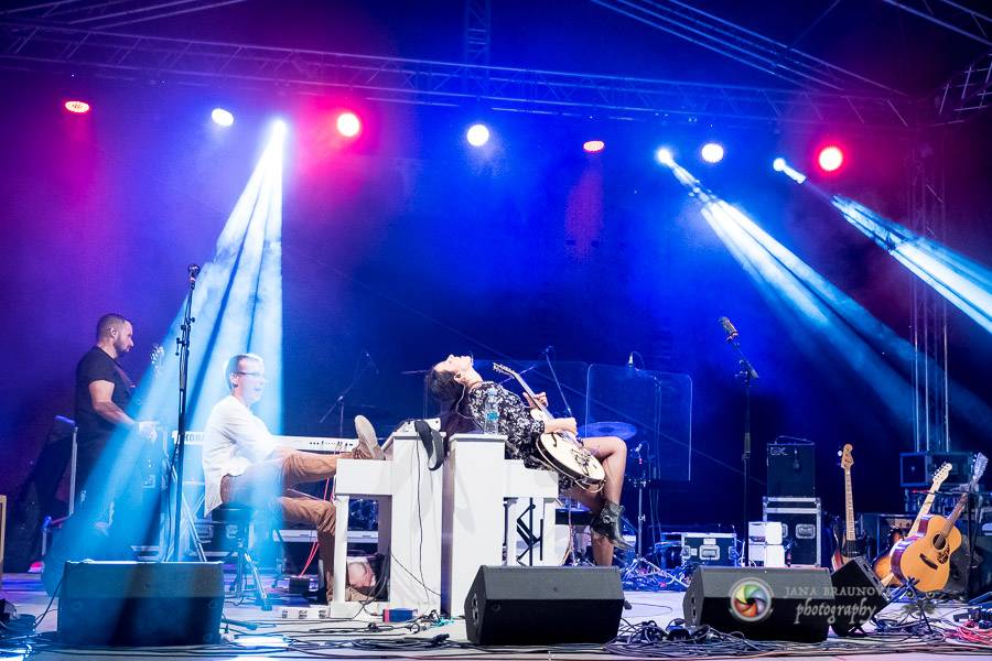 Miro Žbirka, Katarína Knechtová a Ondřej Ruml vystoupili v amfiteátru Loket přímo pod hradem