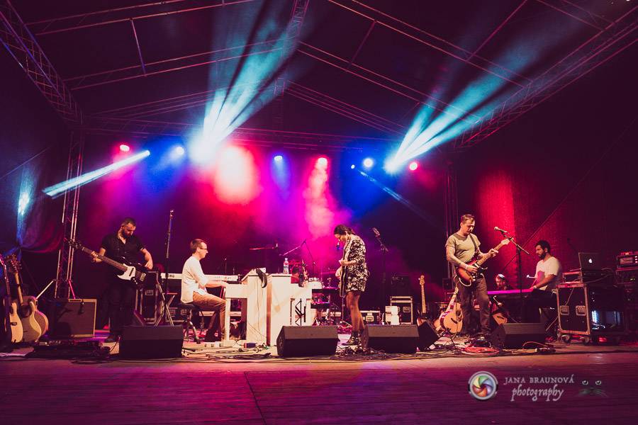 Miro Žbirka, Katarína Knechtová a Ondřej Ruml vystoupili v amfiteátru Loket přímo pod hradem