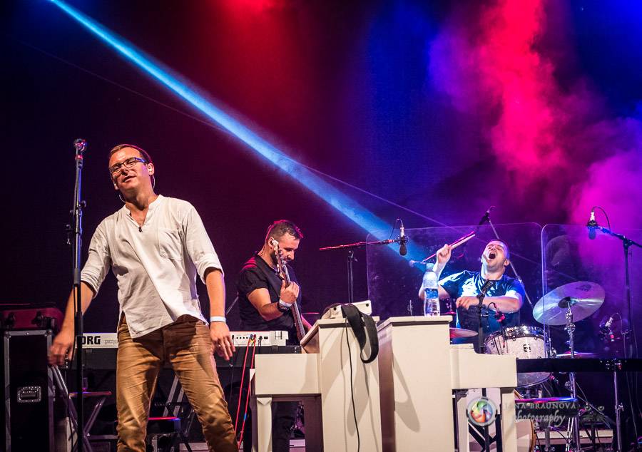 Miro Žbirka, Katarína Knechtová a Ondřej Ruml vystoupili v amfiteátru Loket přímo pod hradem