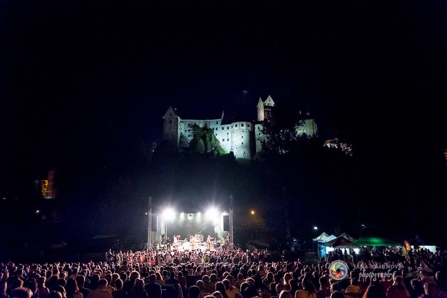 Miro Žbirka, Katarína Knechtová a Ondřej Ruml vystoupili v amfiteátru Loket přímo pod hradem