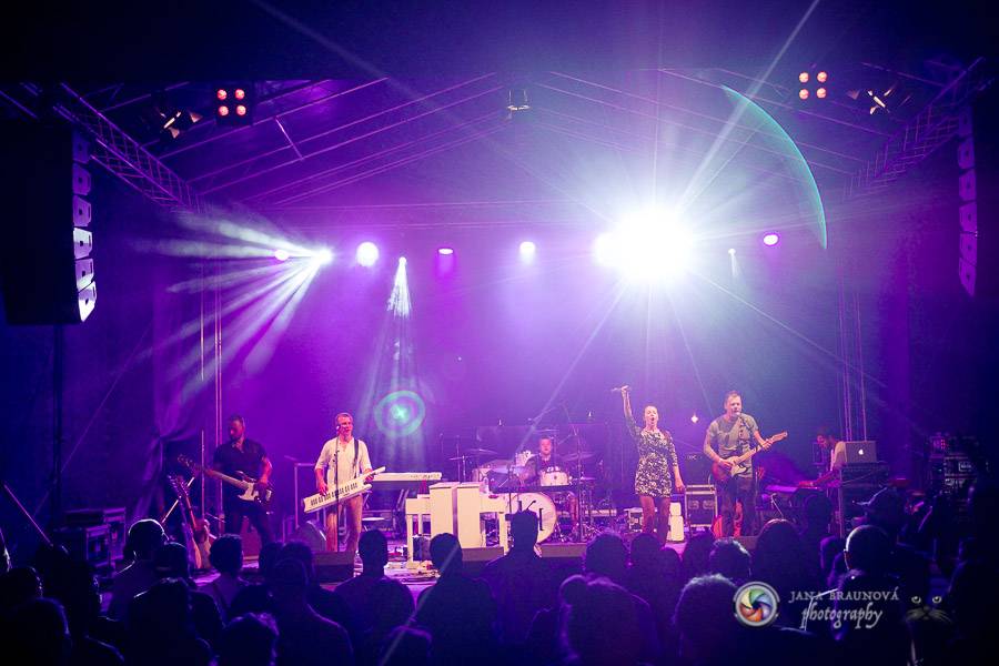 Miro Žbirka, Katarína Knechtová a Ondřej Ruml vystoupili v amfiteátru Loket přímo pod hradem