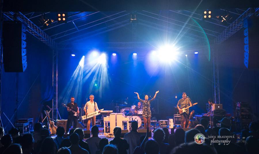 Miro Žbirka, Katarína Knechtová a Ondřej Ruml vystoupili v amfiteátru Loket přímo pod hradem