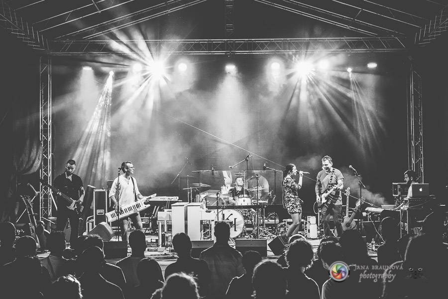 Miro Žbirka, Katarína Knechtová a Ondřej Ruml vystoupili v amfiteátru Loket přímo pod hradem