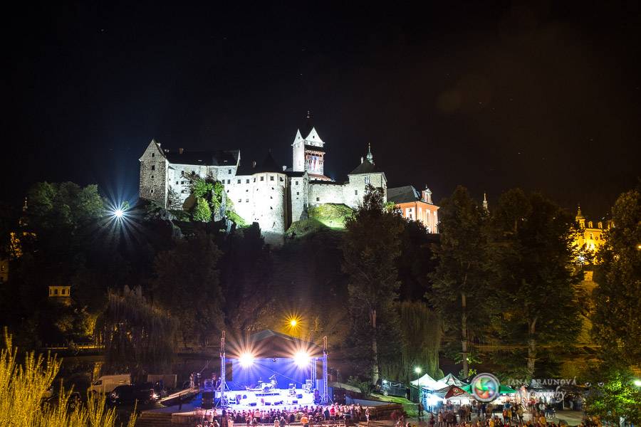 Miro Žbirka, Katarína Knechtová a Ondřej Ruml vystoupili v amfiteátru Loket přímo pod hradem