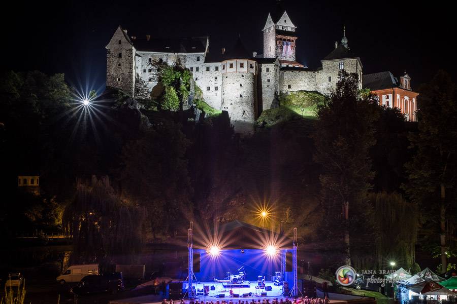 Miro Žbirka, Katarína Knechtová a Ondřej Ruml vystoupili v amfiteátru Loket přímo pod hradem