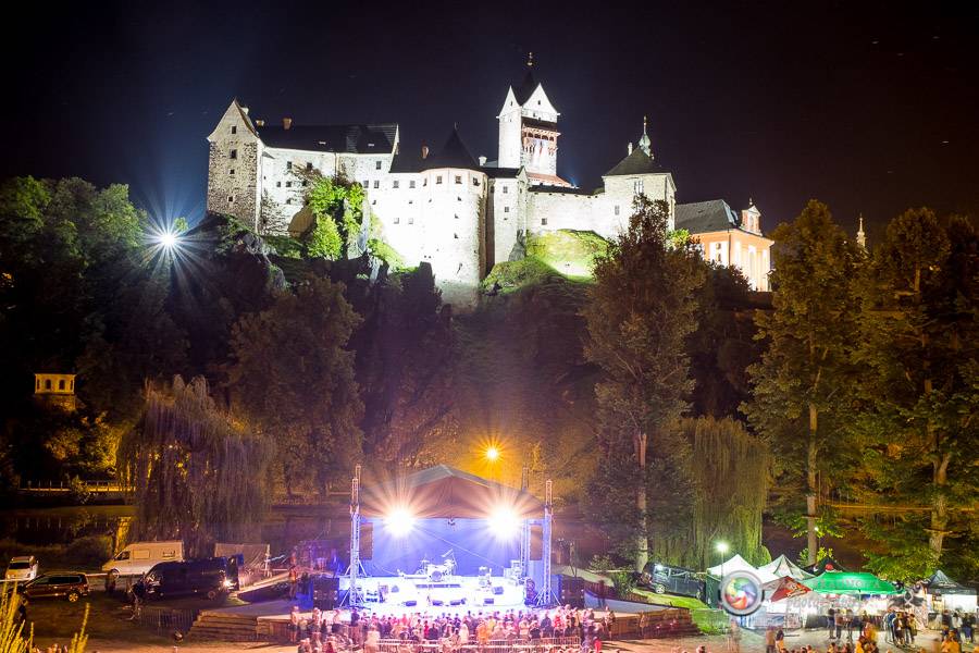 Miro Žbirka, Katarína Knechtová a Ondřej Ruml vystoupili v amfiteátru Loket přímo pod hradem