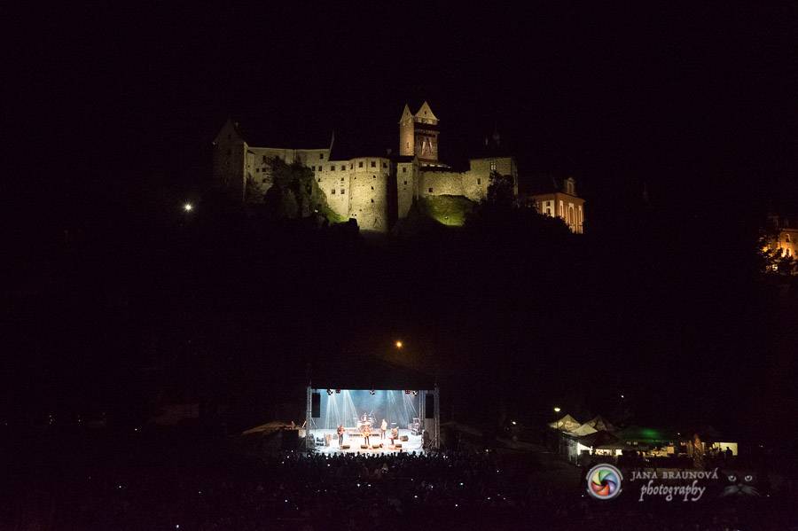 Miro Žbirka, Katarína Knechtová a Ondřej Ruml vystoupili v amfiteátru Loket přímo pod hradem