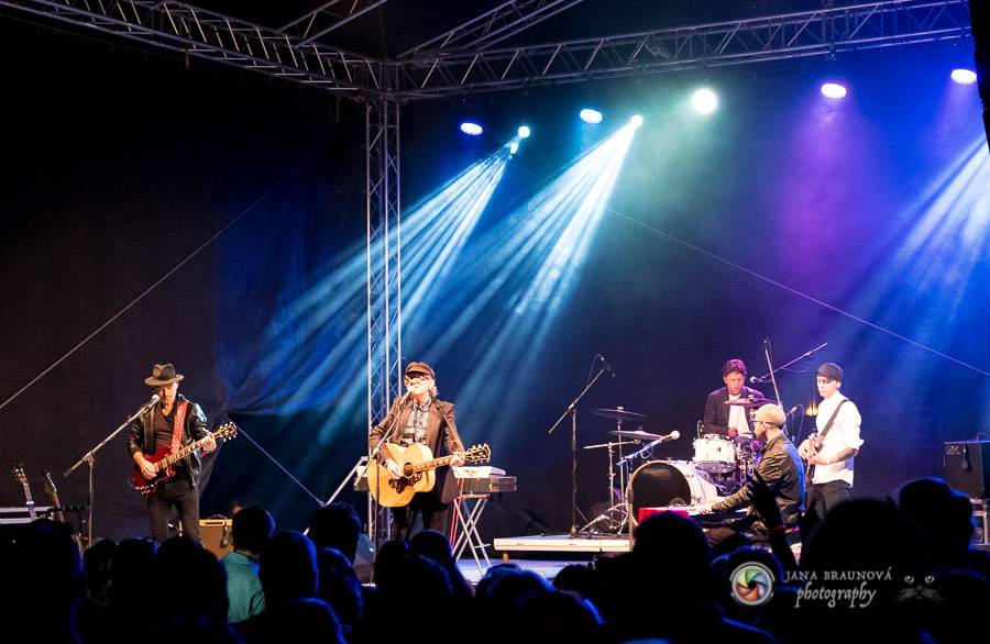 Miro Žbirka, Katarína Knechtová a Ondřej Ruml vystoupili v amfiteátru Loket přímo pod hradem