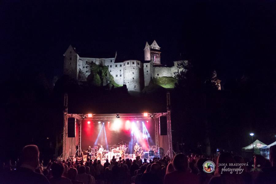 Miro Žbirka, Katarína Knechtová a Ondřej Ruml vystoupili v amfiteátru Loket přímo pod hradem