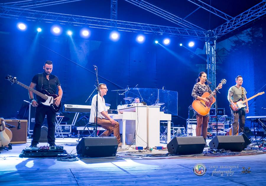 Miro Žbirka, Katarína Knechtová a Ondřej Ruml vystoupili v amfiteátru Loket přímo pod hradem