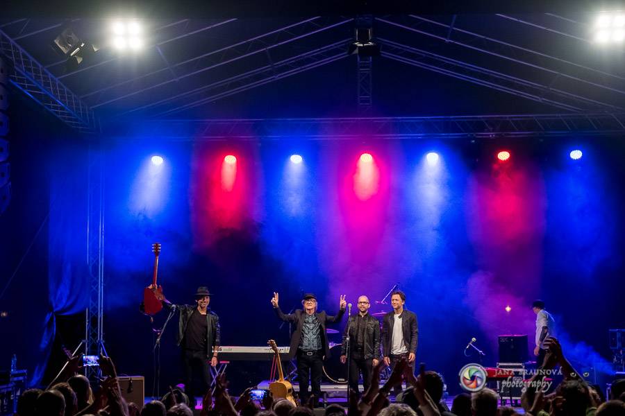 Miro Žbirka, Katarína Knechtová a Ondřej Ruml vystoupili v amfiteátru Loket přímo pod hradem