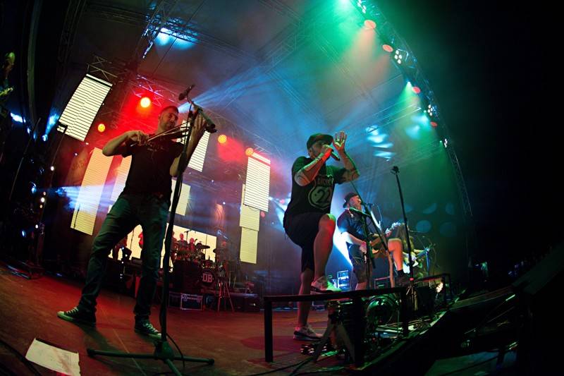 Divokej Bill v Úvalech završil turné, fanouškům servíroval hity i nové album Tsunami