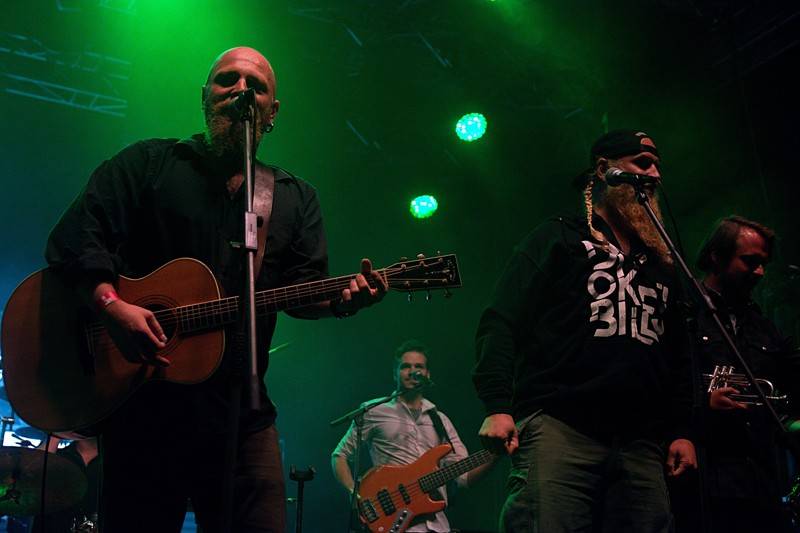 Divokej Bill v Úvalech završil turné, fanouškům servíroval hity i nové album Tsunami