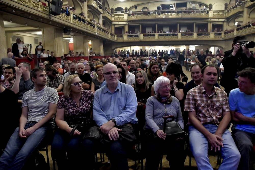  Mike + The Mechanics se proletěli pražskou Lucernou