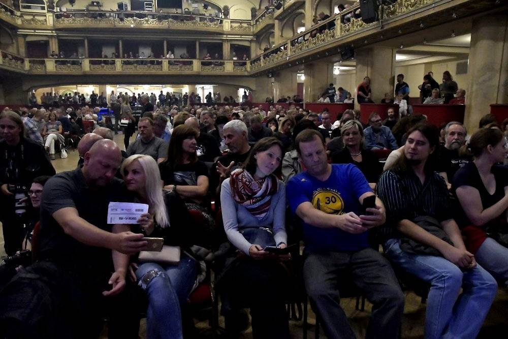  Mike + The Mechanics se proletěli pražskou Lucernou